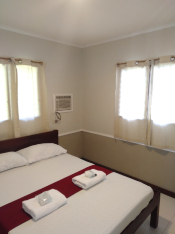 Room with queen bed & AC